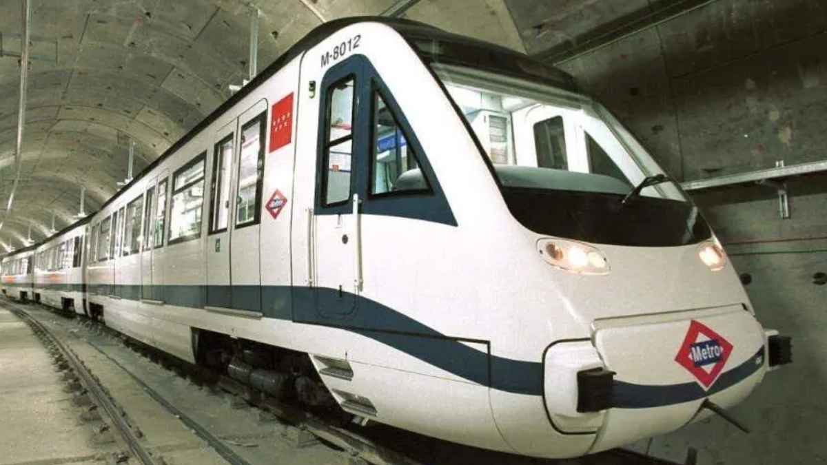 Tren del Metro de Madrid circulando por un túnel de la red, imagen de archivo del suburbano madrileño