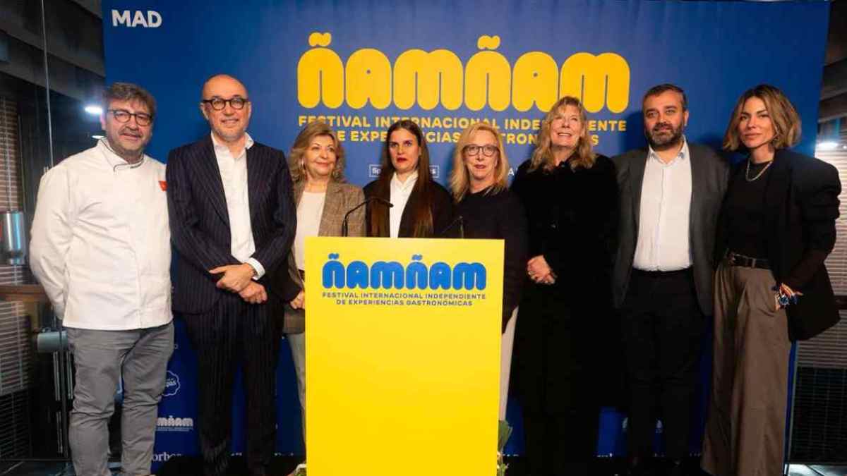 Presentación oficial del festival Ñam Ñam en Madrid con autoridades y organizadores ante el cartel del evento