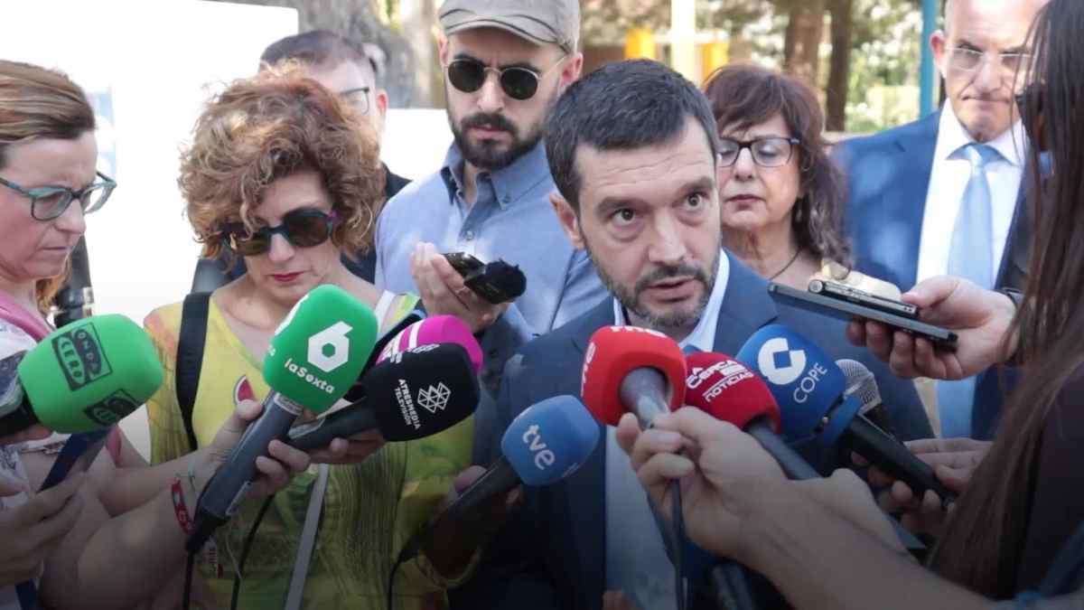 Pablo Bustinduy atiende a los medios tras anunciar la regulación de la publicidad de comida basura dirigida a menores
