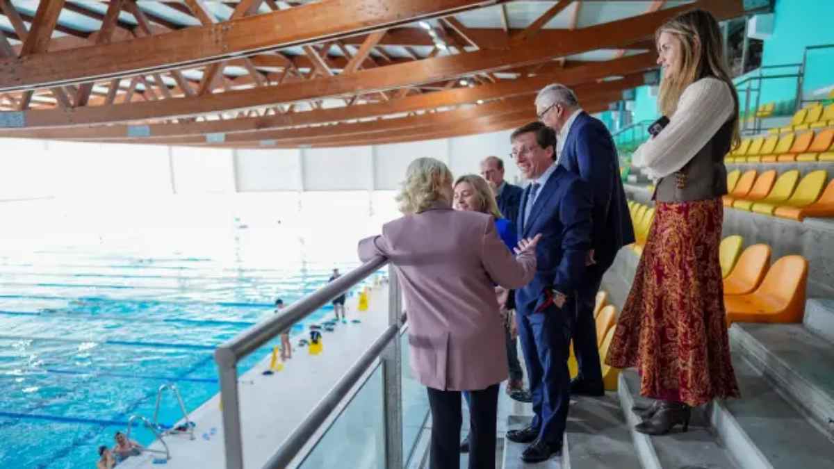 José Luis Martínez-Almeida visita una piscina municipal durante el anuncio de nuevas instalaciones deportivas en Madrid