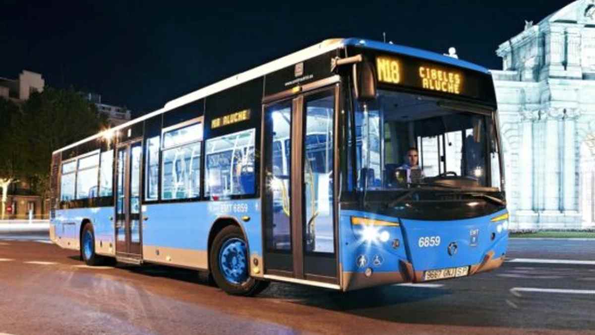 Autobús búho de la EMT circulando de noche por Madrid con servicio nocturno diario