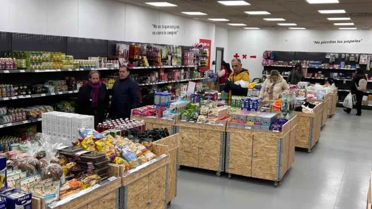 Interior del nuevo Sqrups en Madrid con descuentos de hasta el 80 por ciento en alimentación y productos de hogar