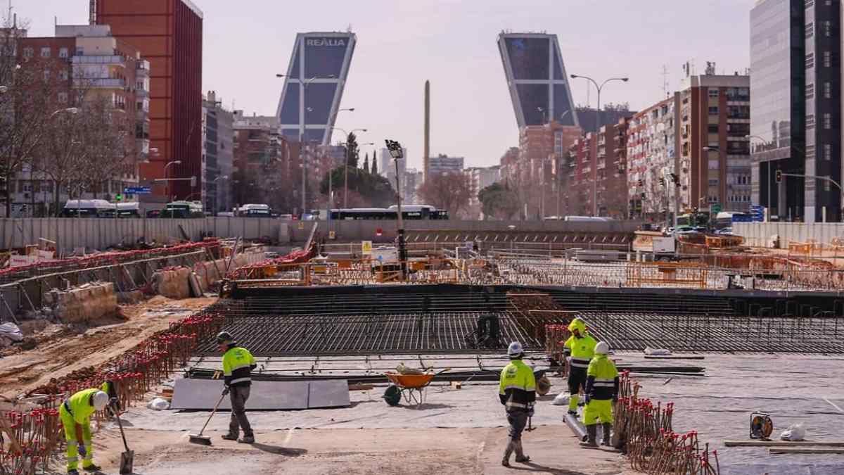 Obras del nuevo parque sobre la Castellana con el túnel en construcción en Madrid