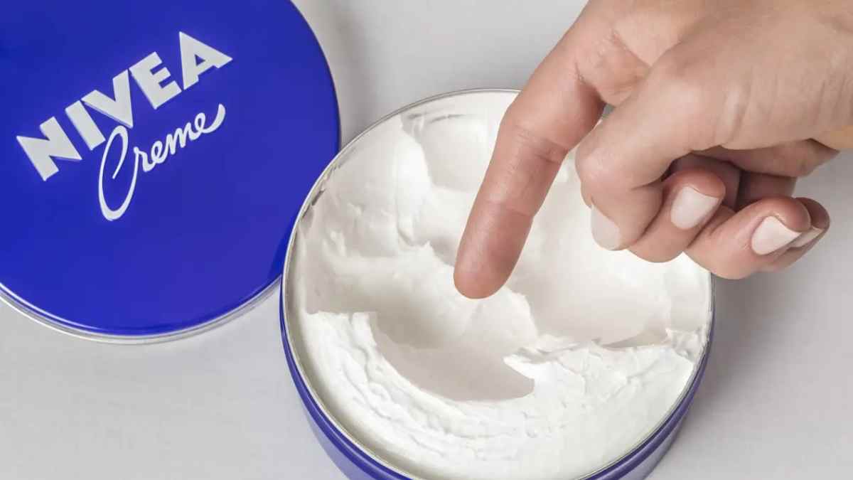 Crema Nivea de lata azul abierta, valorada con cuatro estrellas por la OCU y dermatólogos