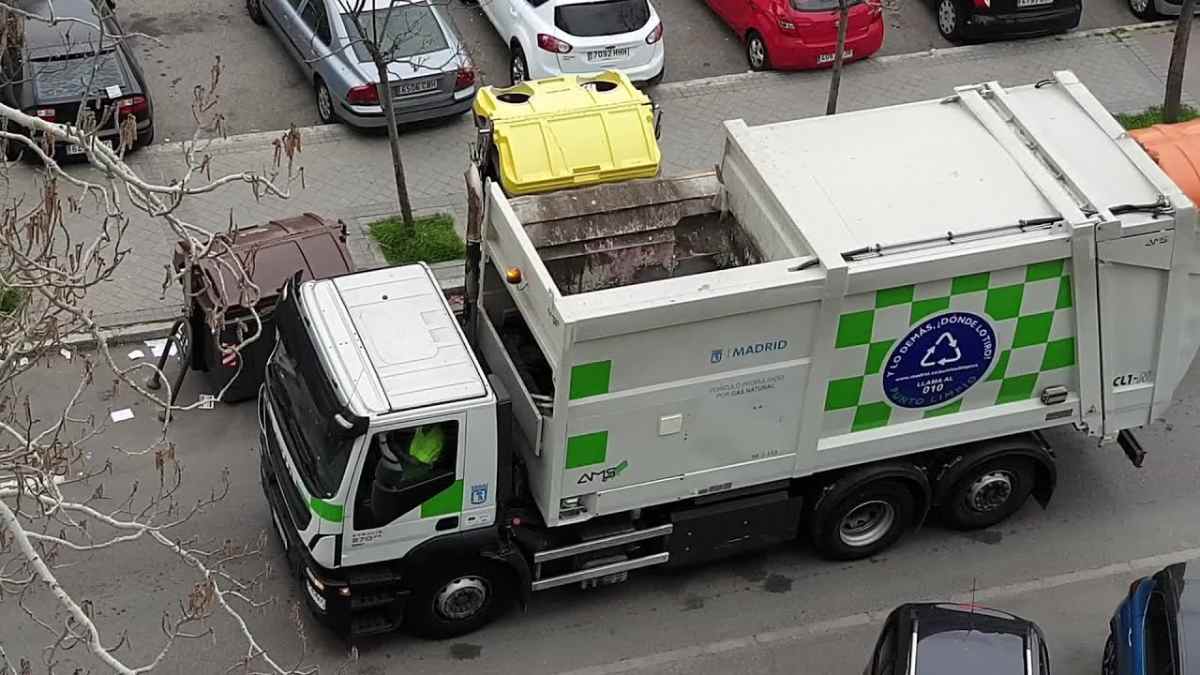 Camión de recogida de residuos en Madrid dentro del operativo de patrullas contra vertidos ilegales