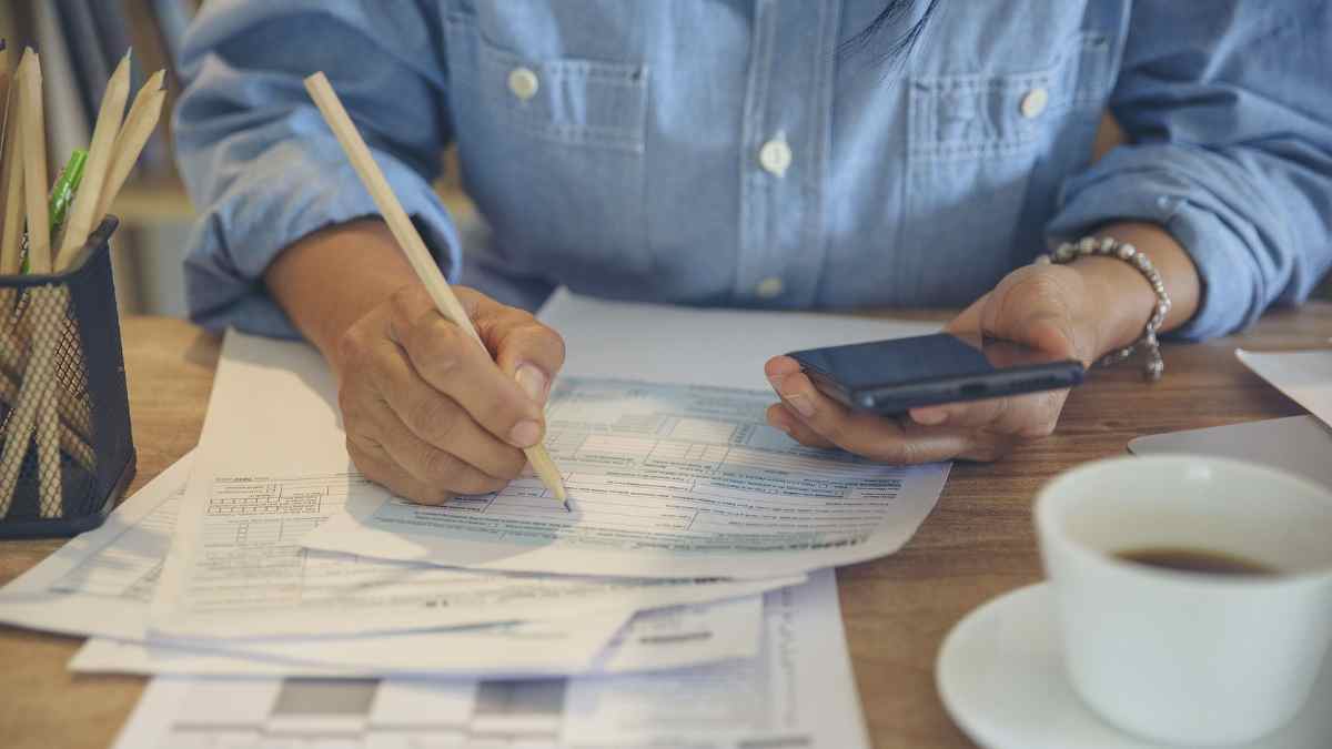 Autónomo revisando documentación para calcular su pensión de jubilación en 2026