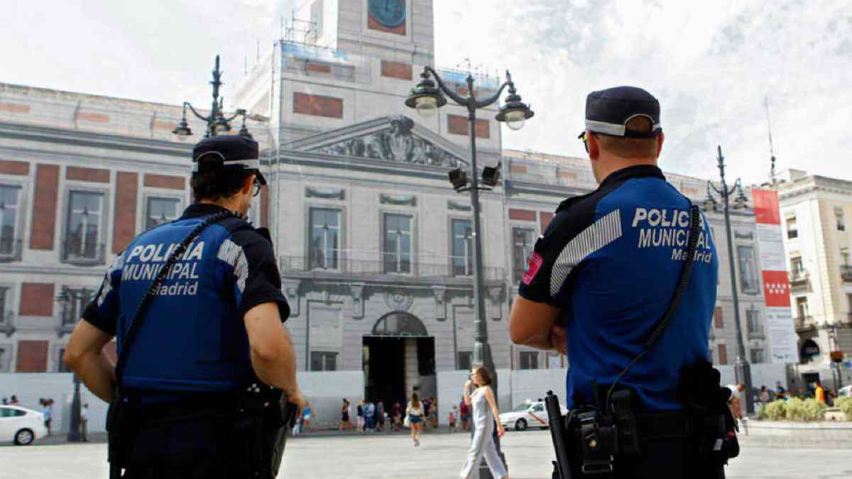 Policías municipales de Madrid frente a la sede institucional en plena polémica por la nota de corte en las oposiciones