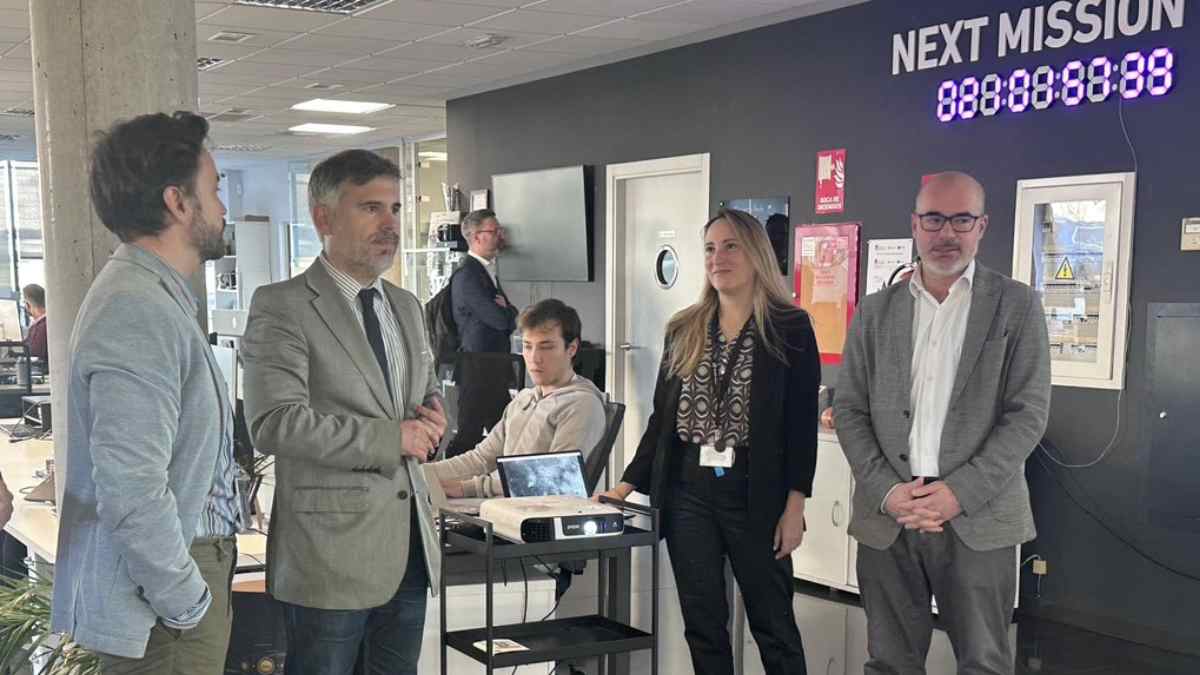 Representantes institucionales visitan la startup IENAI Space en Leganés antes del lanzamiento del primer propulsor 100% español al espacio