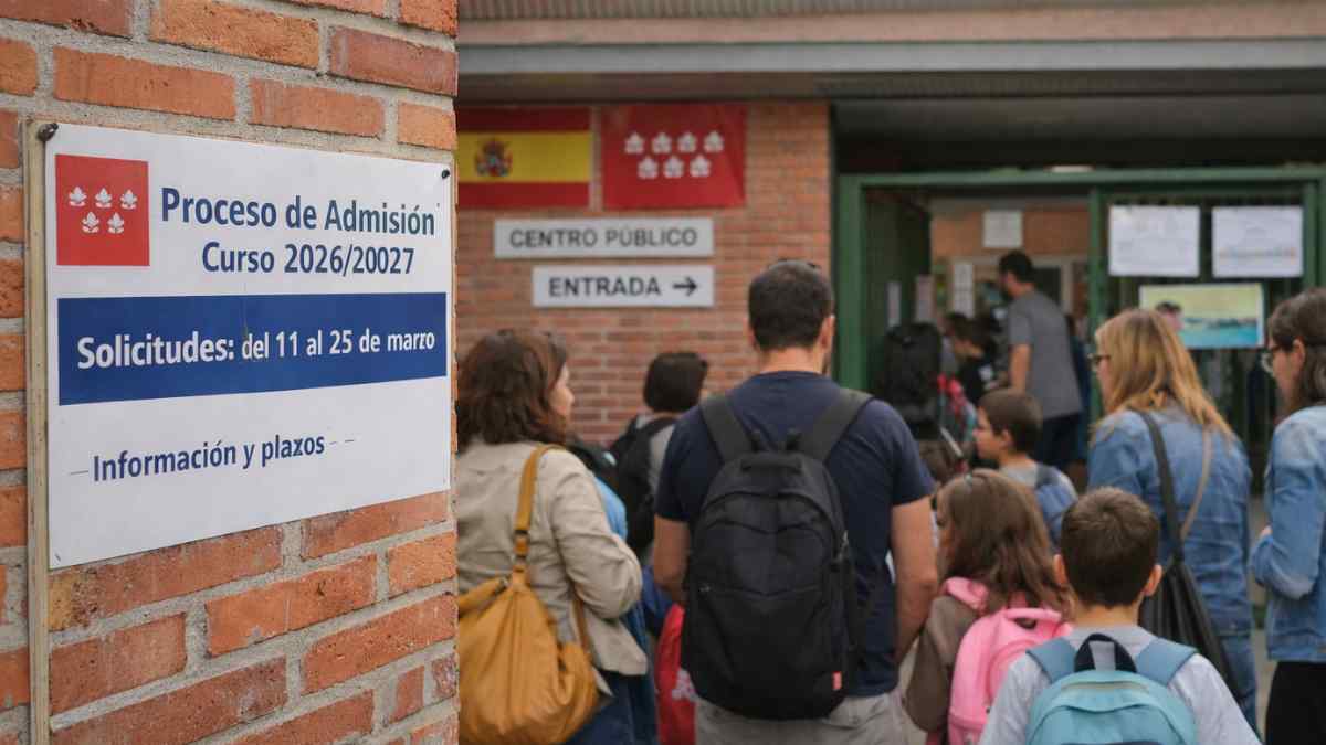 Familias esperan en la entrada de un colegio público durante el proceso de admisión escolar en Madrid 2026