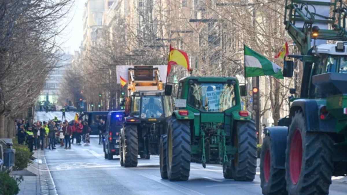 Tractores circulando por Madrid durante la protesta agraria que colapsa el tráfico en la ciudad