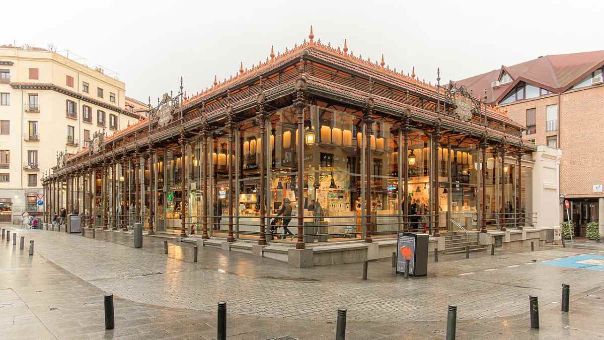Mercado de San Miguel en Madrid tras su reapertura con el edificio iluminado en el centro histórico