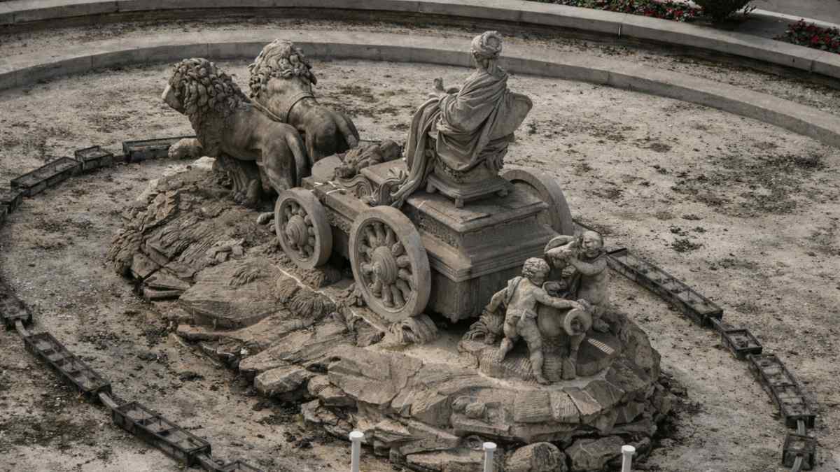 Fuente de Cibeles en Madrid sin agua antes de la restauración con limpieza láser prevista para 2026