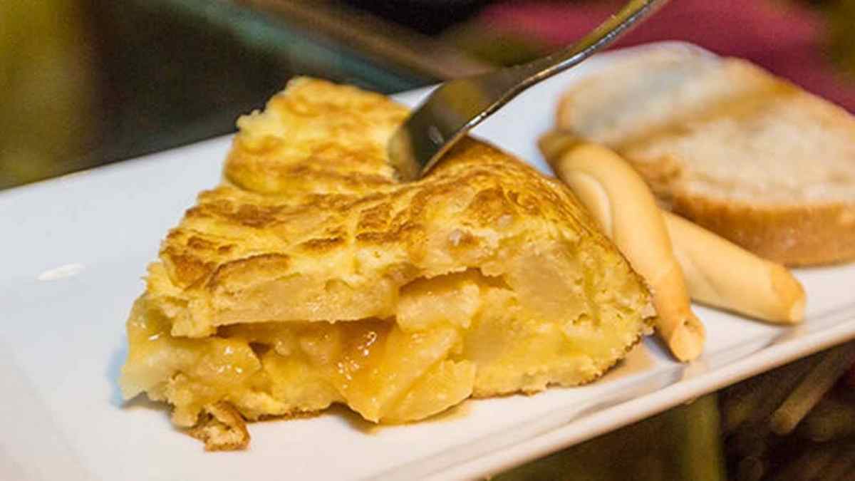 Tortilla de patatas tradicional en uno de los bares de la Ruta de la Tortilla de San Fernando de Henares