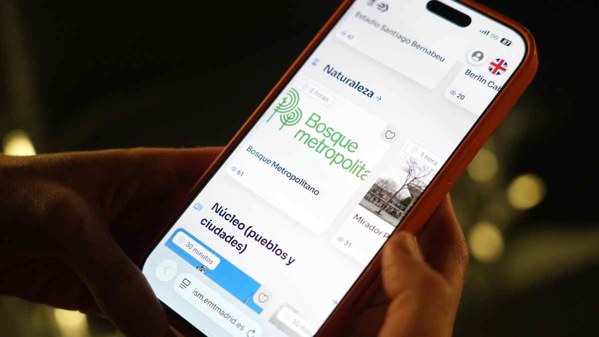 Smart Tourism en un móvil mostrando rutas personalizadas para recorrer Madrid
