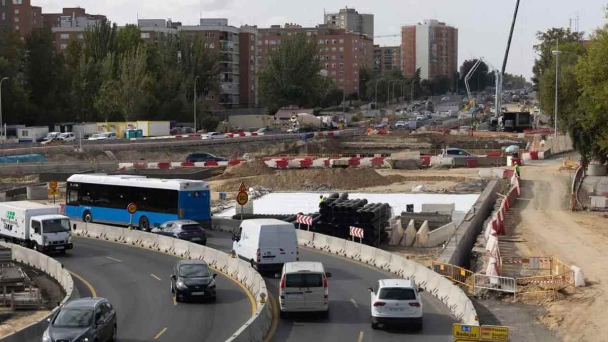 Obras del soterramiento de la A-5 con tráfico provisional durante los trabajos del túnel en Madrid