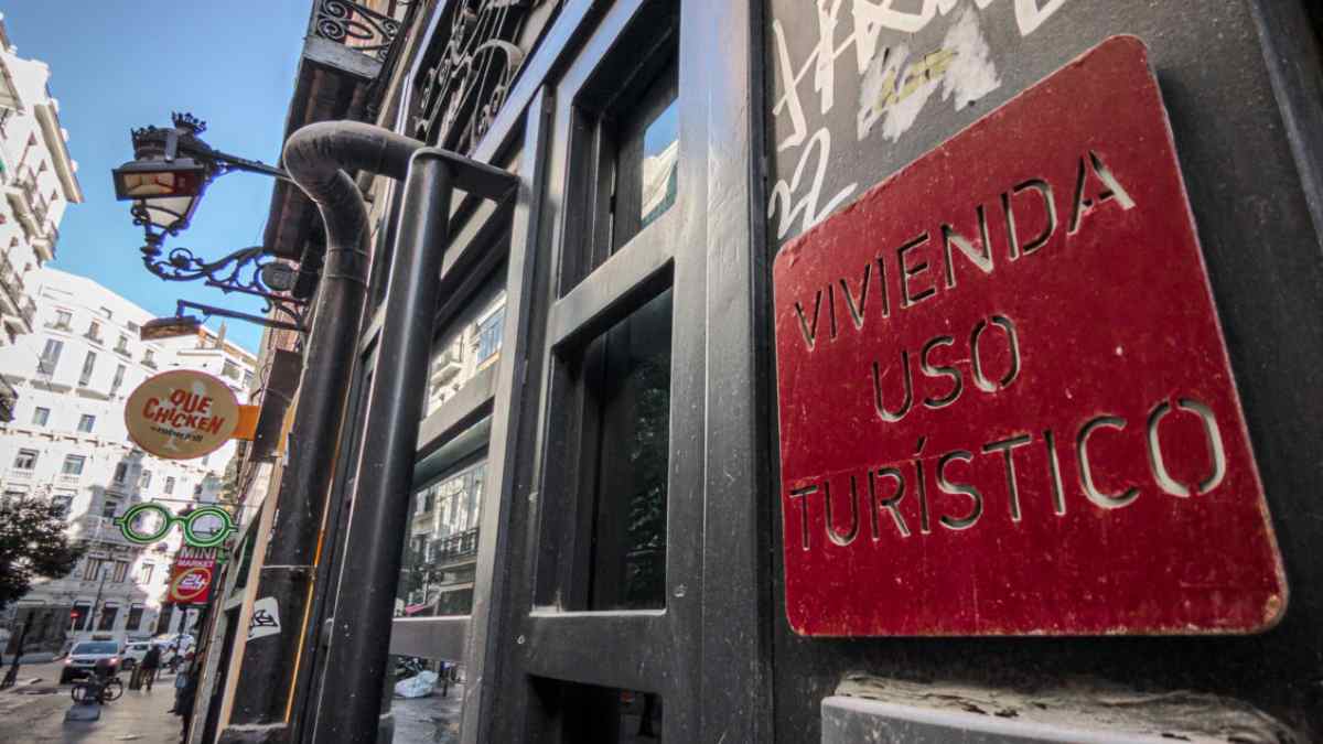 Placa de vivienda de uso turístico en edificio residencial donde la comunidad puede subir la cuota según la Ley de Propiedad Horizontal