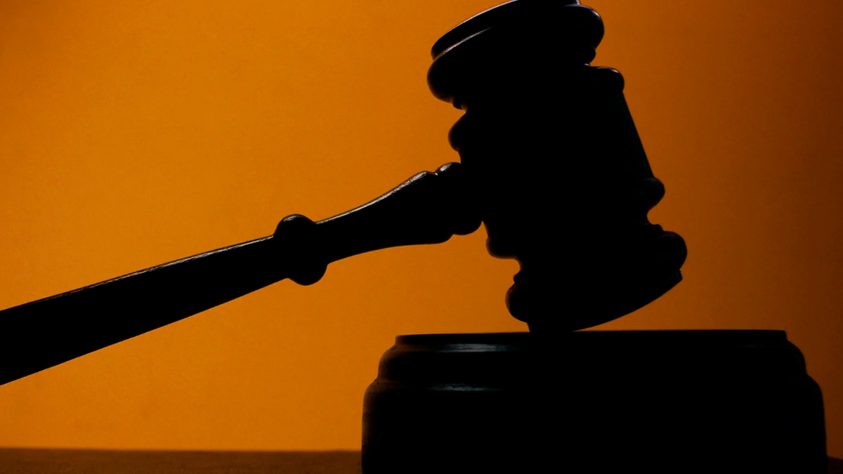 Mazo de juez sobre estrado en imagen simbólica de sentencia judicial en Madrid