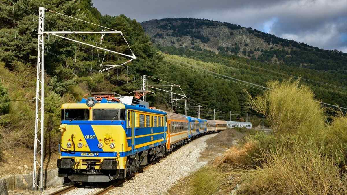 Tren de los años 80 recorriendo la Sierra de Guadarrama en su ruta histórica hacia Segovia