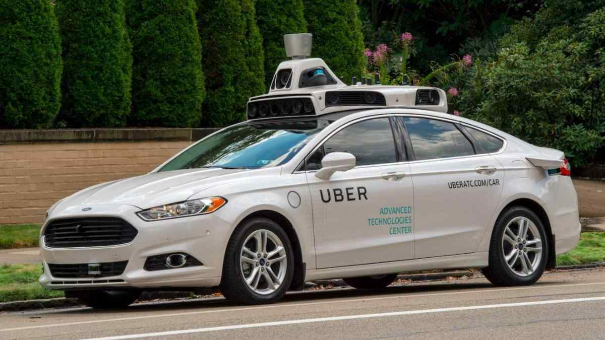 Robotaxi de Uber circulando con tecnología de conducción autónoma en pruebas