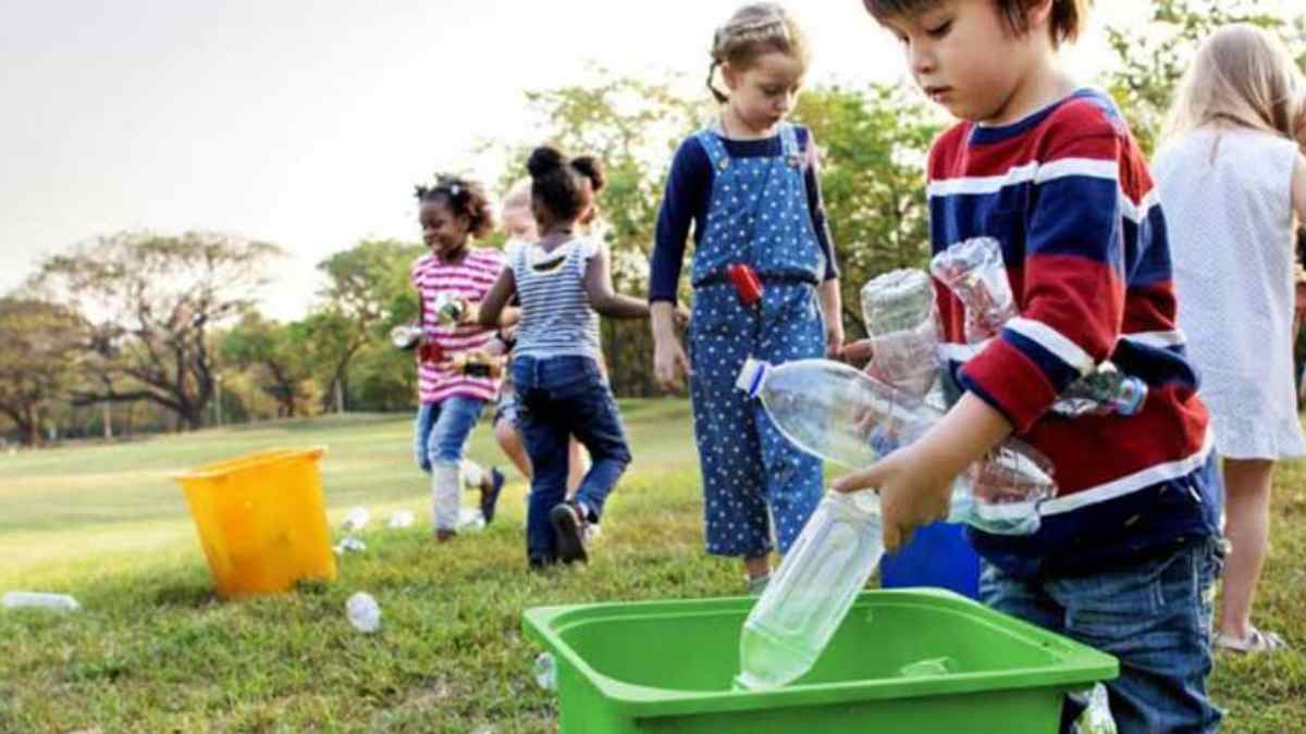 Niños reciclando botellas de plástico en una yincana de reciclaje en El Retiro Madrid