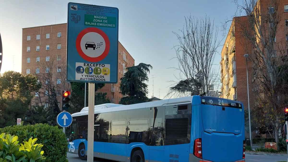 Zona de Bajas Emisiones Madrid 2026 con señal de restricción y autobús circulando en la ciudad