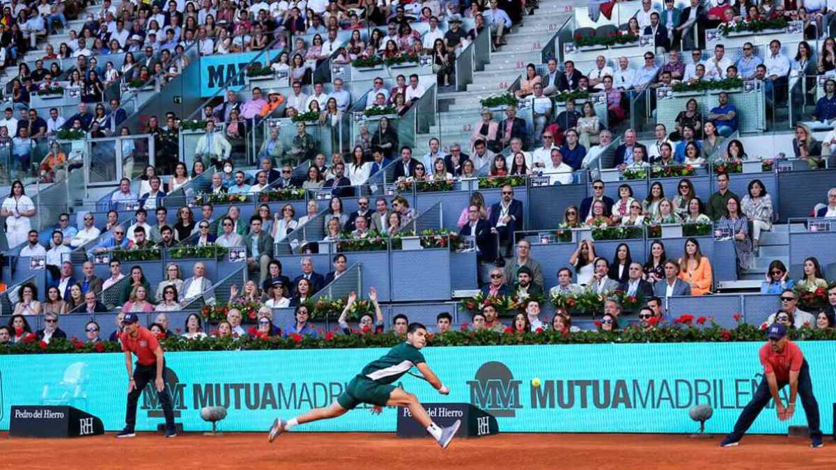 Partido del torneo de tenis Mutua Madrid Open en la Caja Mágica de Madrid con público en las gradas