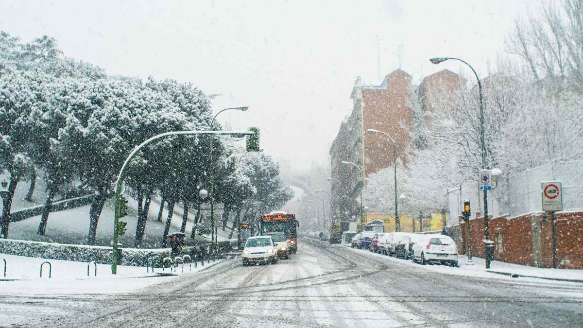 Nevada en una calle de Madrid durante el aviso de la AEMET por nieve y lluvias en la Comunidad de Madrid.