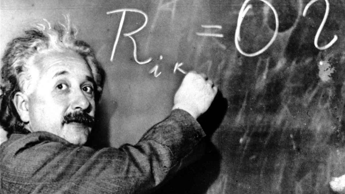 Albert Einstein escribiendo la ecuación E=mc² en una pizarra durante una clase