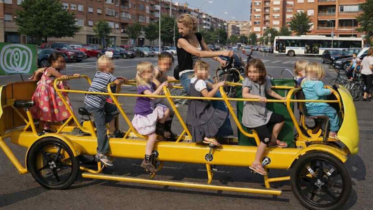 Alumnos de primaria en Bicibús escolar circulando en bicicleta colectiva por Alcorcón
