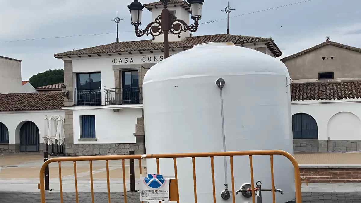 Depósito de agua potable en Aldea del Fresno tras prohibirse el consumo de agua del grifo por manganeso