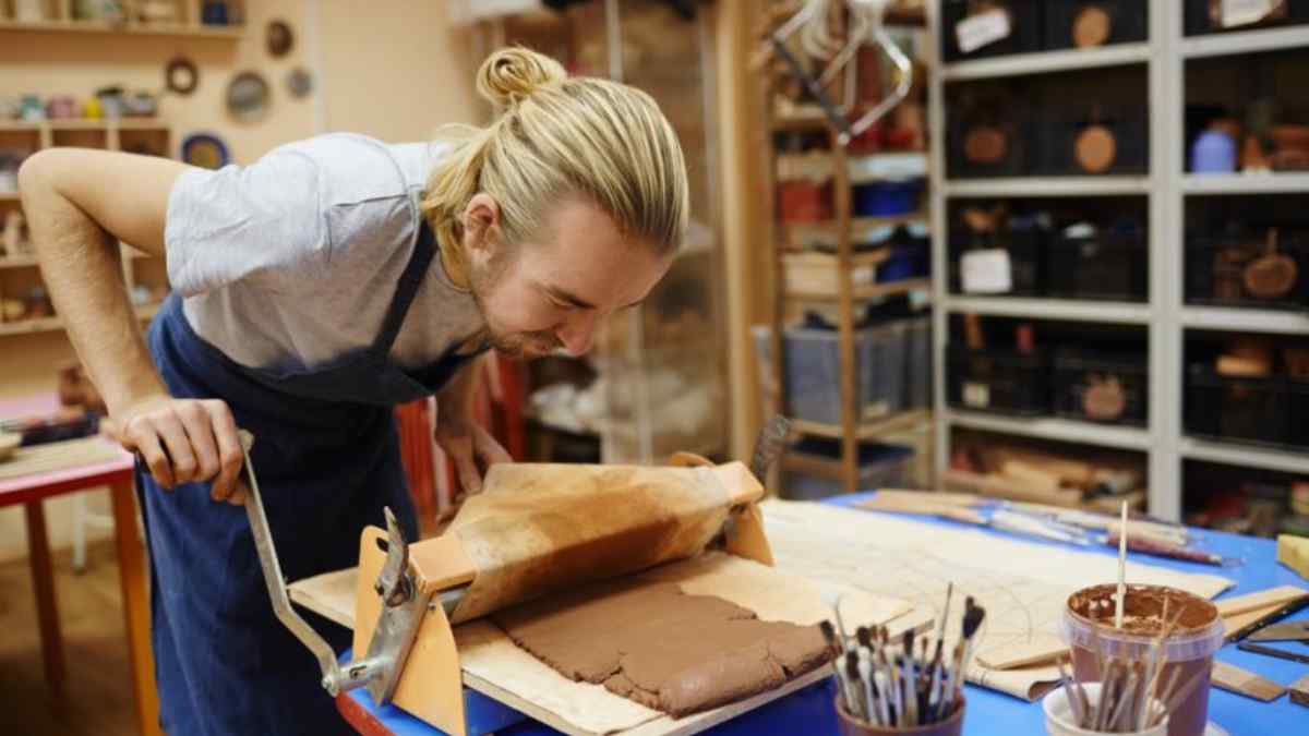 Artesano trabajando en taller de cerámica en la Comunidad de Madrid beneficiario de ayudas para pymes artesanas