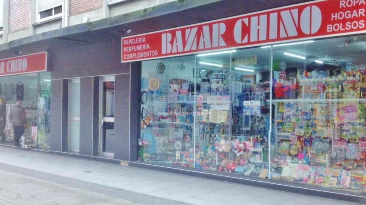 Bazar chino en España con escaparate lleno de productos en una tienda multiprecio de barrio