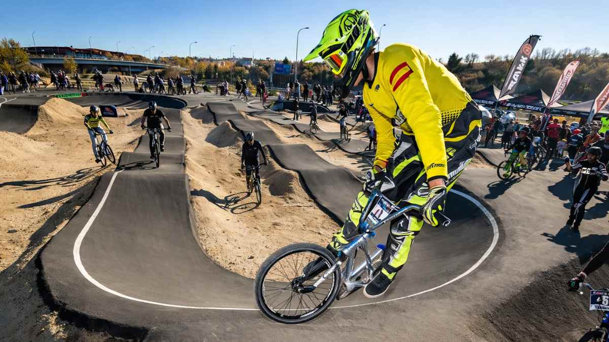 Ciclistas en el circuito pumptrack del Bike Park de Barajas en Madrid durante una jornada de BMX