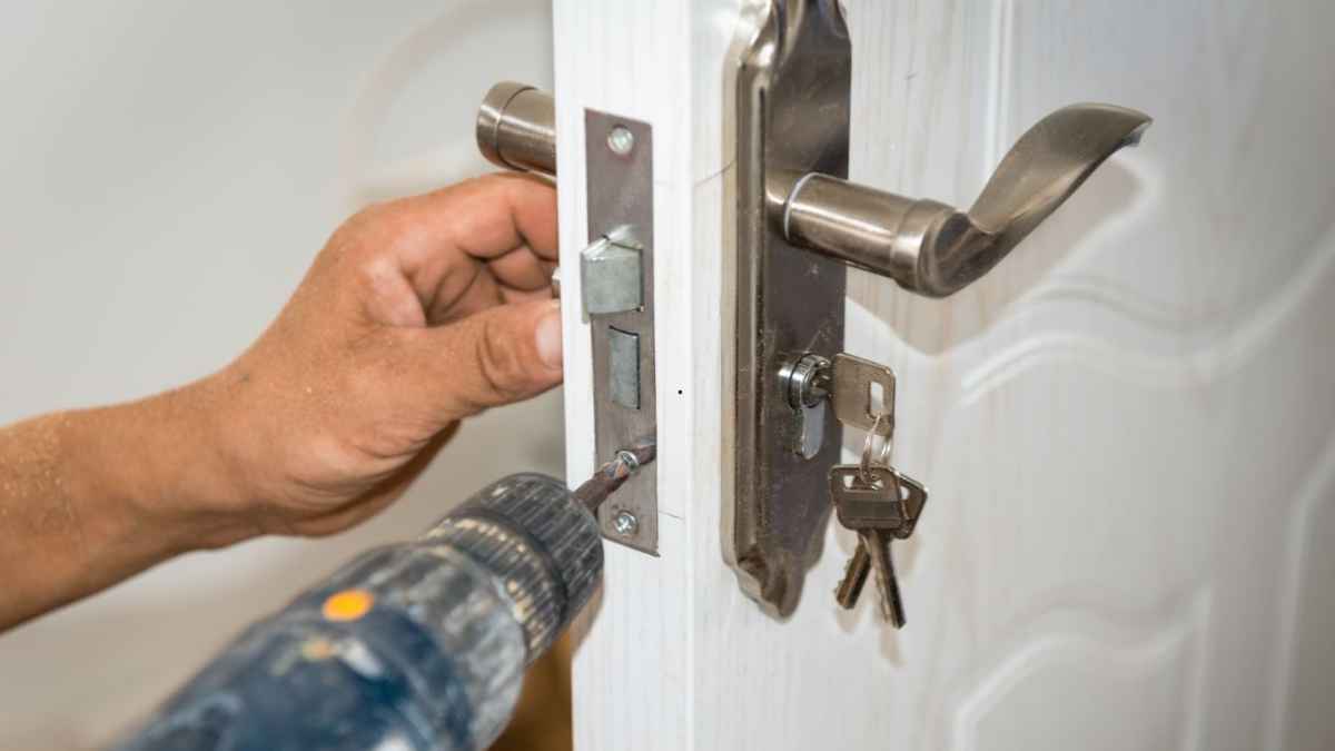 Instalación de bombín antibumping en cerradura de puerta para reforzar la seguridad del hogar