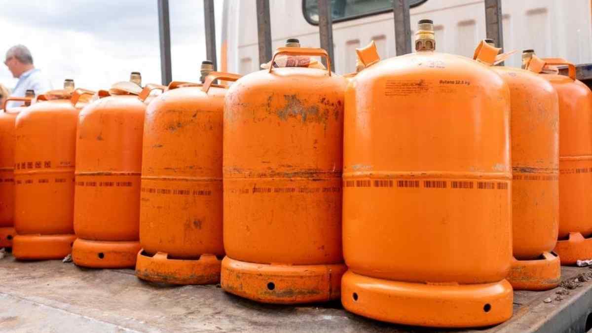 Bombonas de butano apiladas en Madrid tras el aumento de la demanda por su bajo precio
