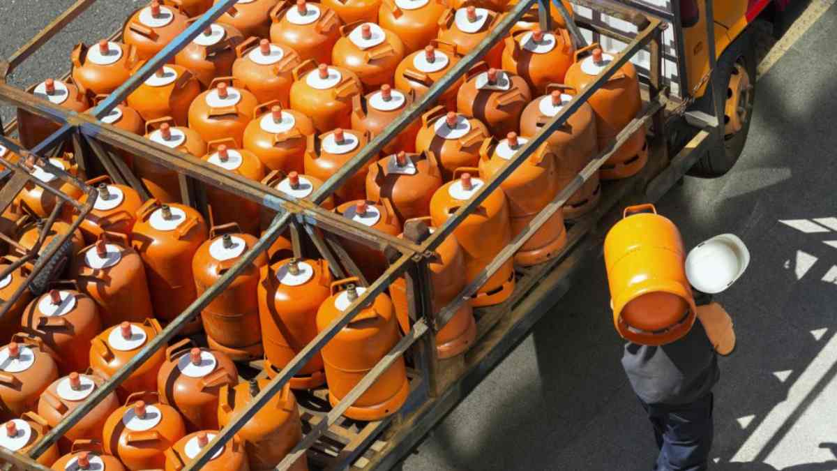 bombonas de butano en un camión de reparto tras la subida del precio a 16,35 euros