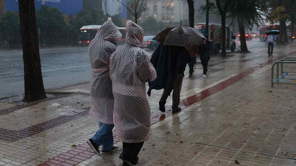 Personas caminando bajo la lluvia intensa por la borrasca Regina en una ciudad española