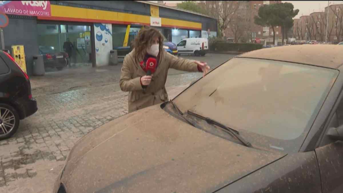 Calima en Madrid cubre de polvo sahariano un coche tras posible lluvia de barro