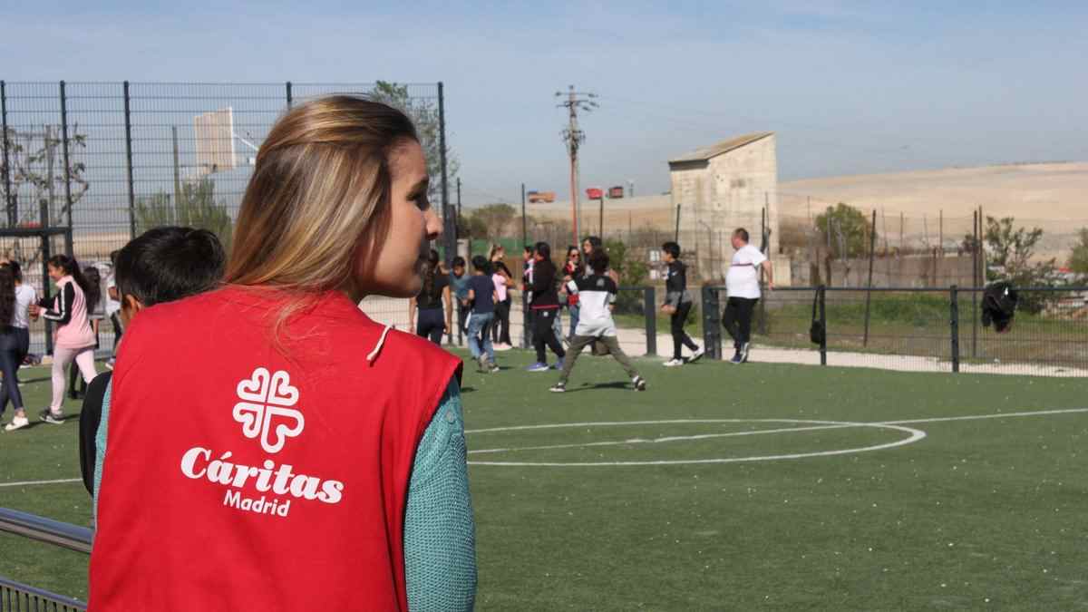 Monitor de Cáritas Madrid supervisa a niños en colonias de Semana Santa para familias vulnerables