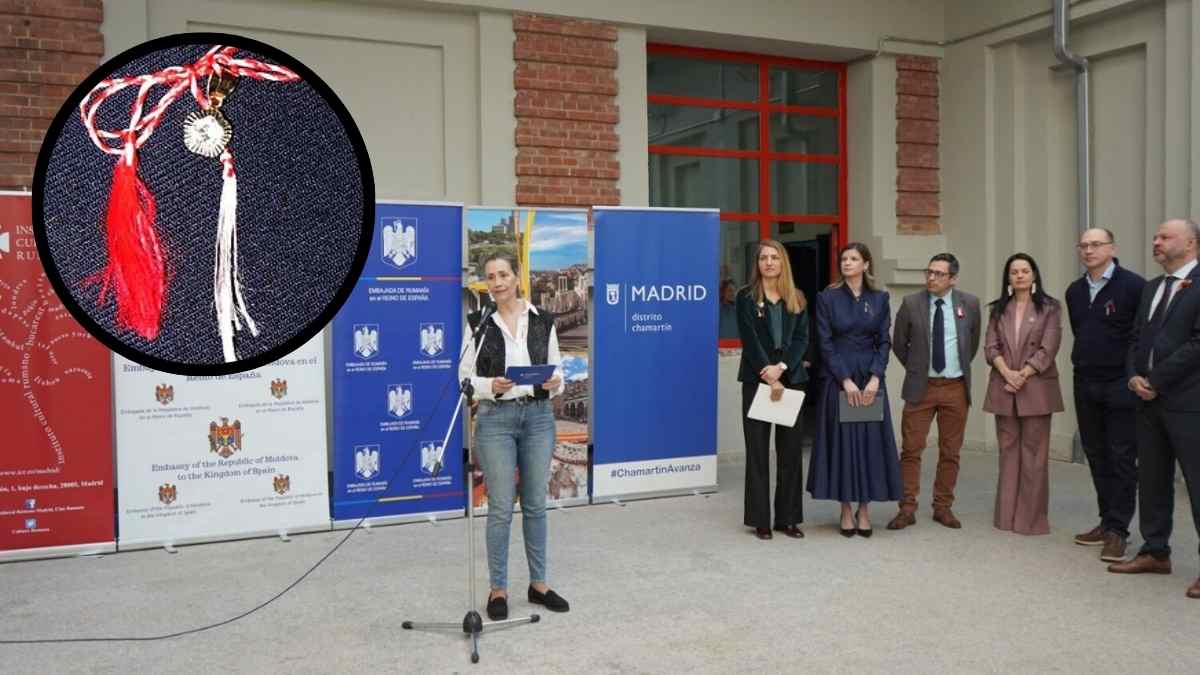 Acto institucional en Chamartín por el Mărțișor con autoridades y detalle del amuleto balcánico rojo y blanco