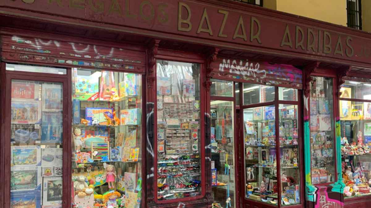 Fachada de Bazar Arribas en Madrid con carteles de liquidación por cierre en Plaza Mayor
