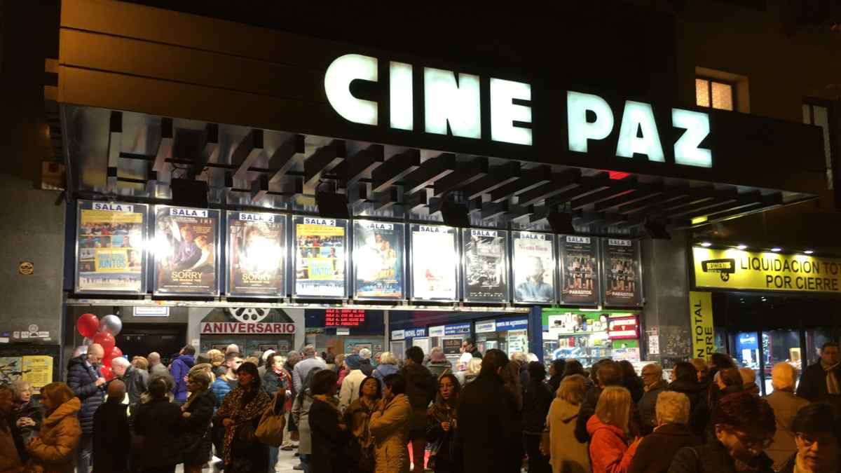 Fachada del Cine Paz en Madrid con público durante estreno en 70mm de Kill Bill