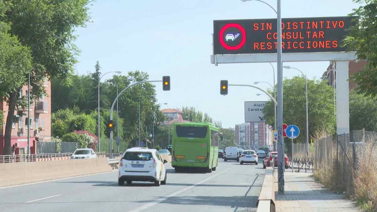 Panel de tráfico en Madrid que avisa de restricciones para coches sin etiqueta por contaminación