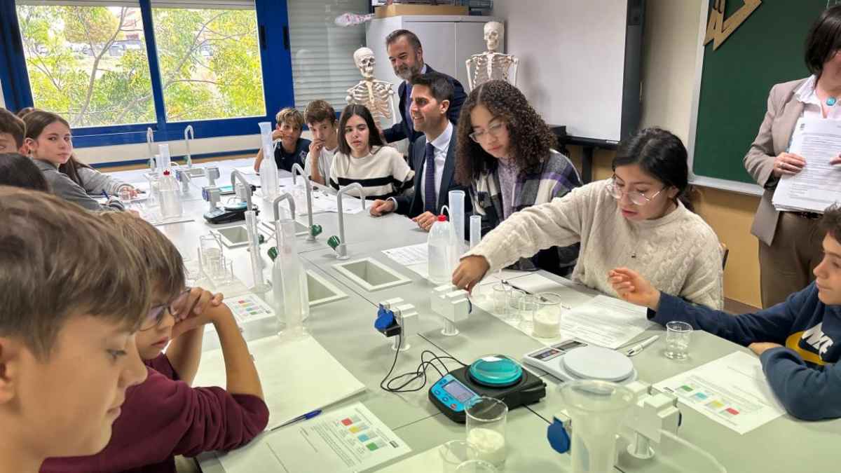 Alumnos en un colegio público de Madrid durante una clase tras confirmarse que 101 centros impartirán 1º y 2º de la ESO