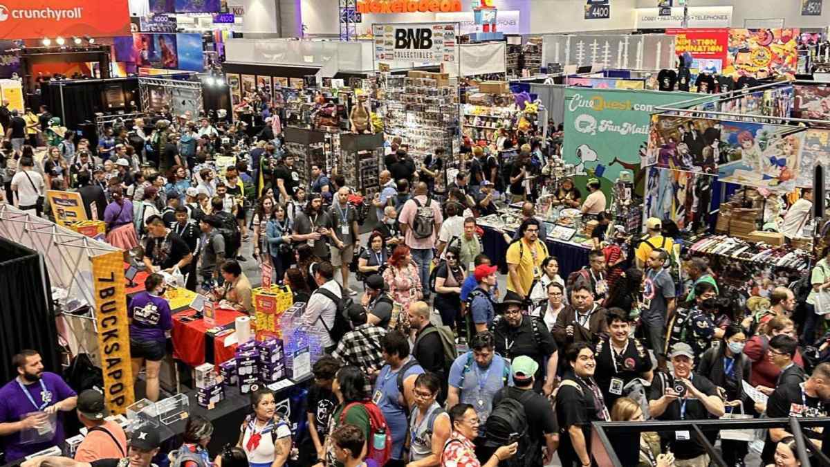 Multitud de asistentes en la Comic-Con Málaga durante el evento con stands y ambiente lleno en el recinto