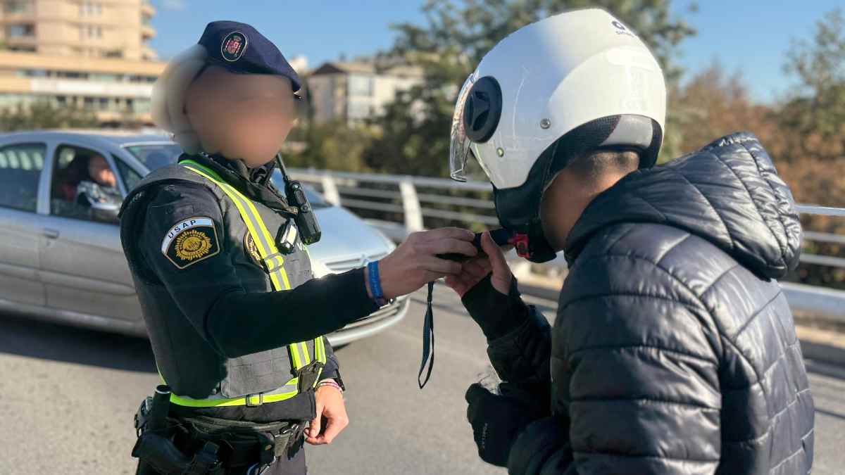 Control de la DGT a un motorista en carretera para comprobar seguridad y posible consumo de alcohol