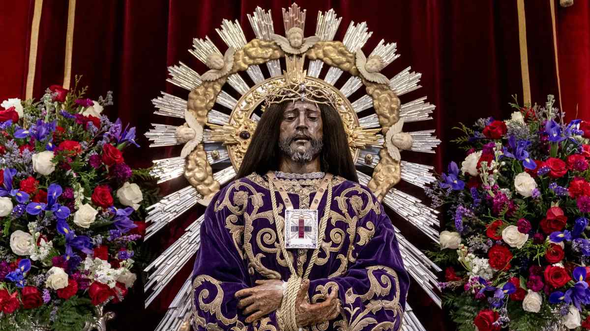 Imagen del Cristo de Medinaceli durante el besapiés en Madrid, evento que provoca cortes de tráfico en el centro de la ciudad