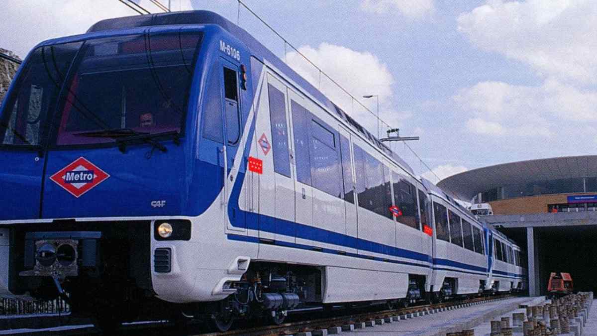 Tren de la Línea 9B del Metro de Madrid a su paso por Rivas, infraestructura que el Ayuntamiento quiere cubrir.