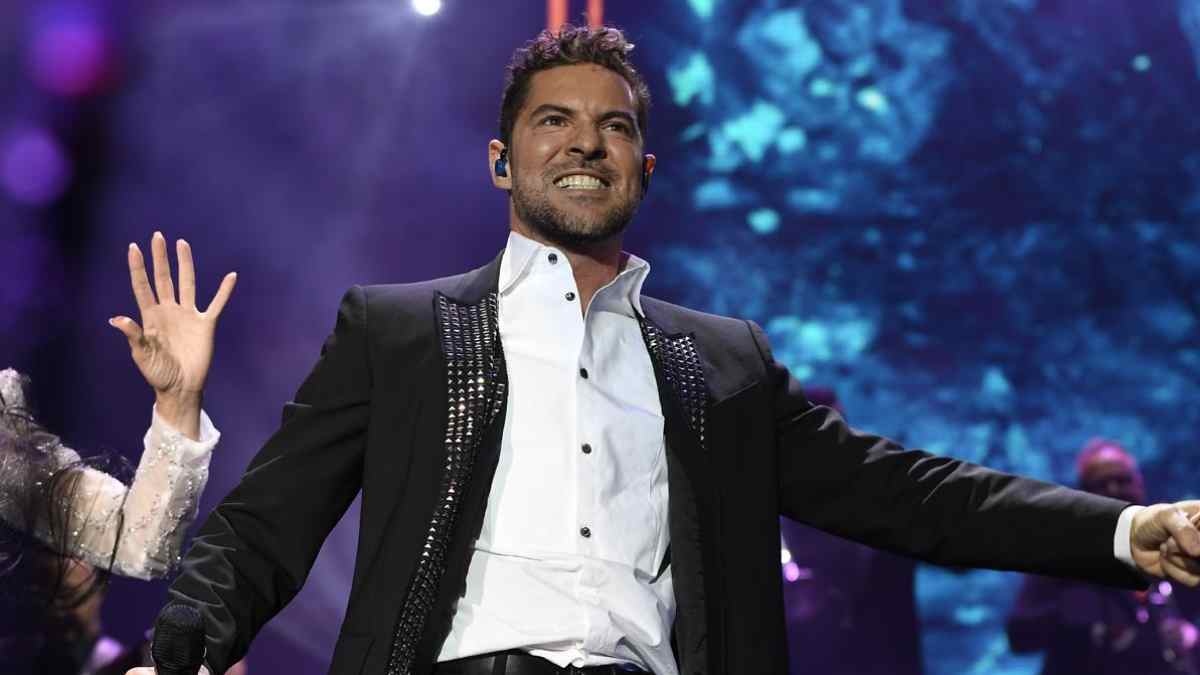 David Bisbal durante un concierto en directo, uno de los artistas que actuará en las Fiestas Populares de Torrejón
