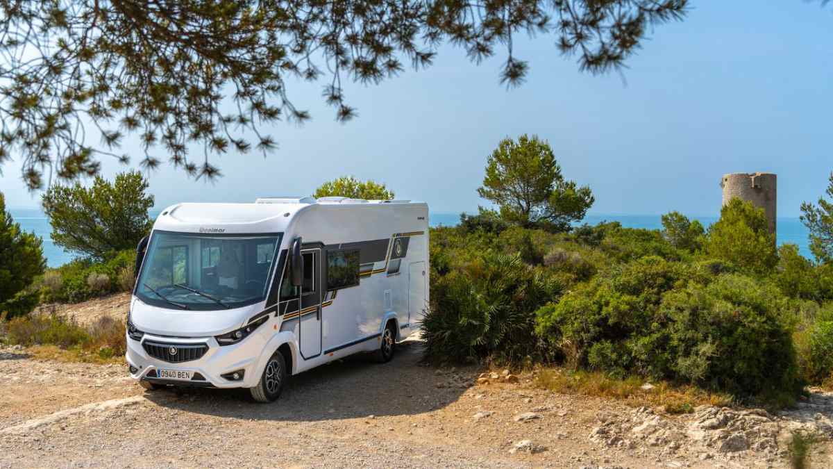 Autocaravana estacionada en zona natural según normativa de la DGT para camper y vehículos vivienda